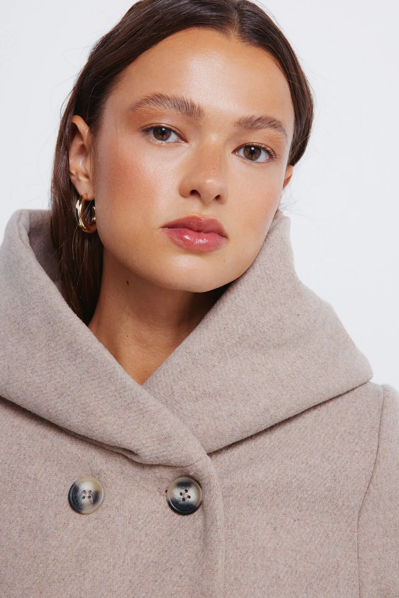 Abrigo botones capucha