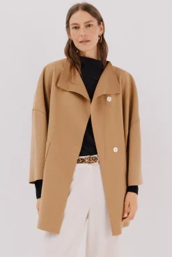 Abrigo capa con tejido ligero