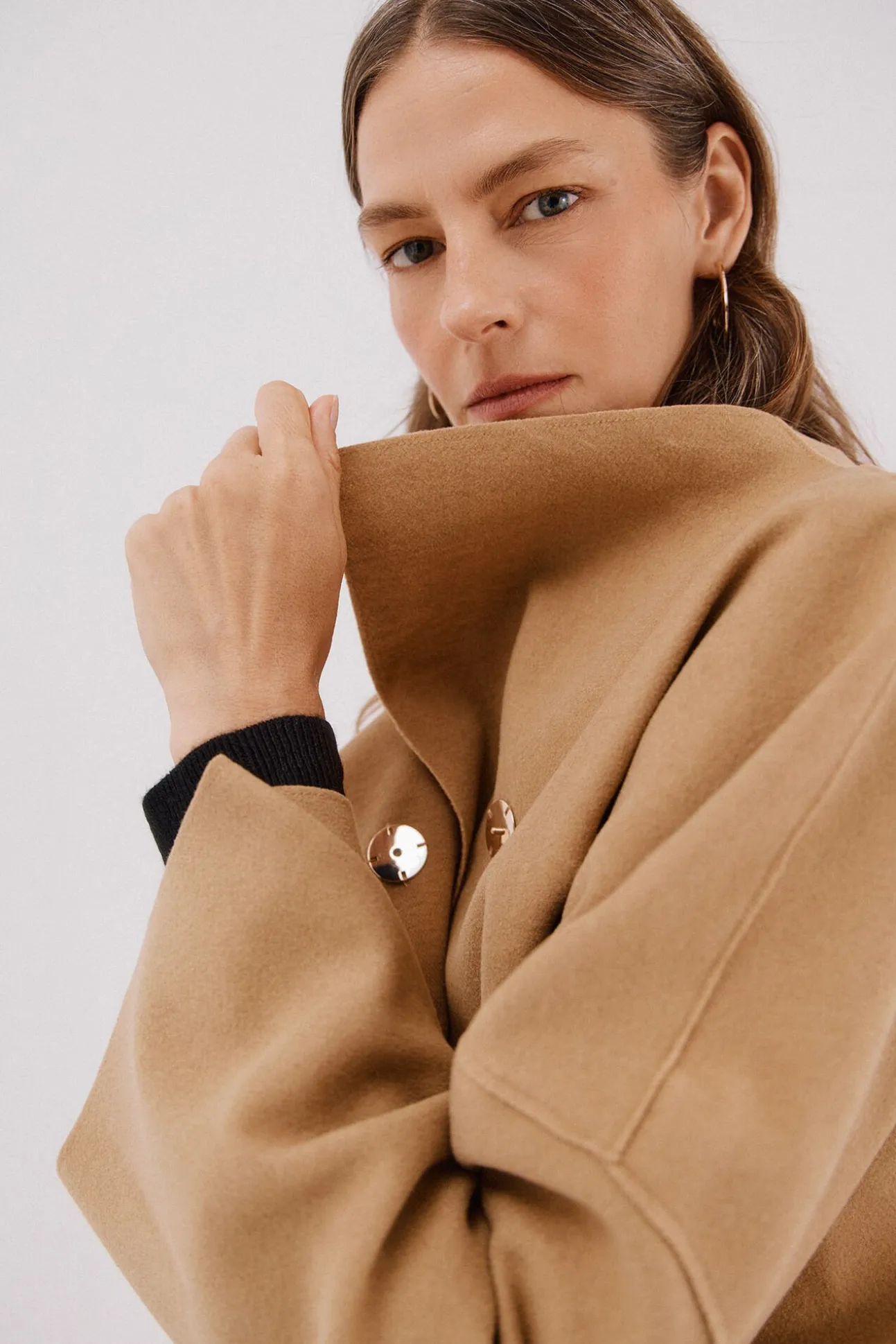 Abrigo capa con tejido ligero