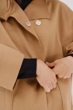 Abrigo capa con tejido ligero