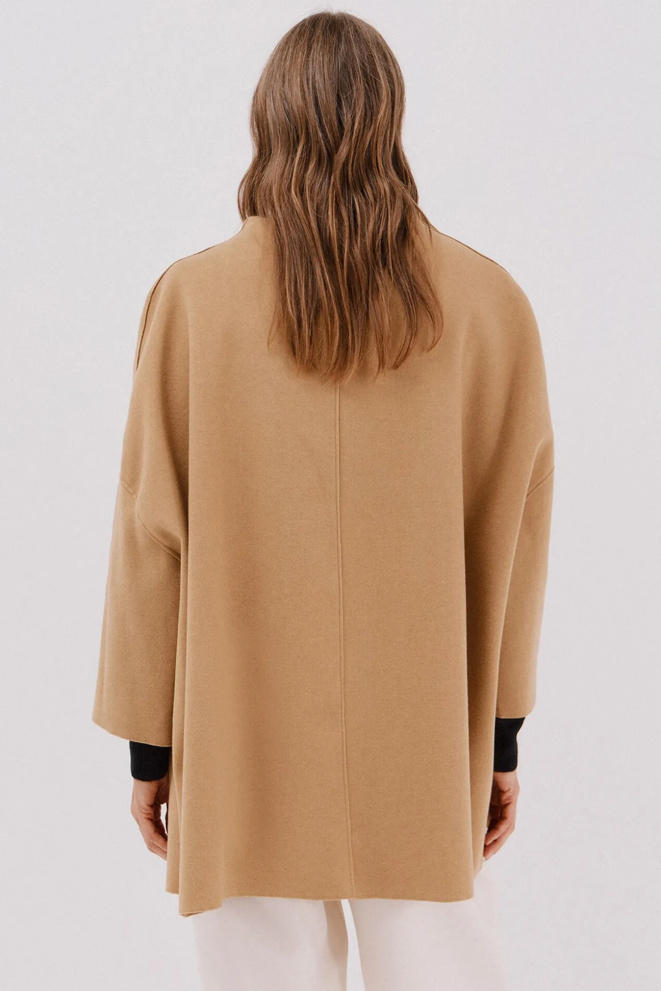 Abrigo capa con tejido ligero