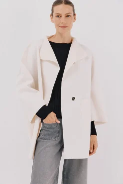 Abrigo capa con tejido ligero