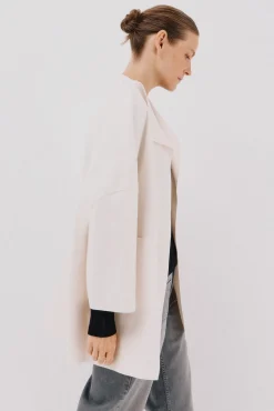 Abrigo capa con tejido ligero