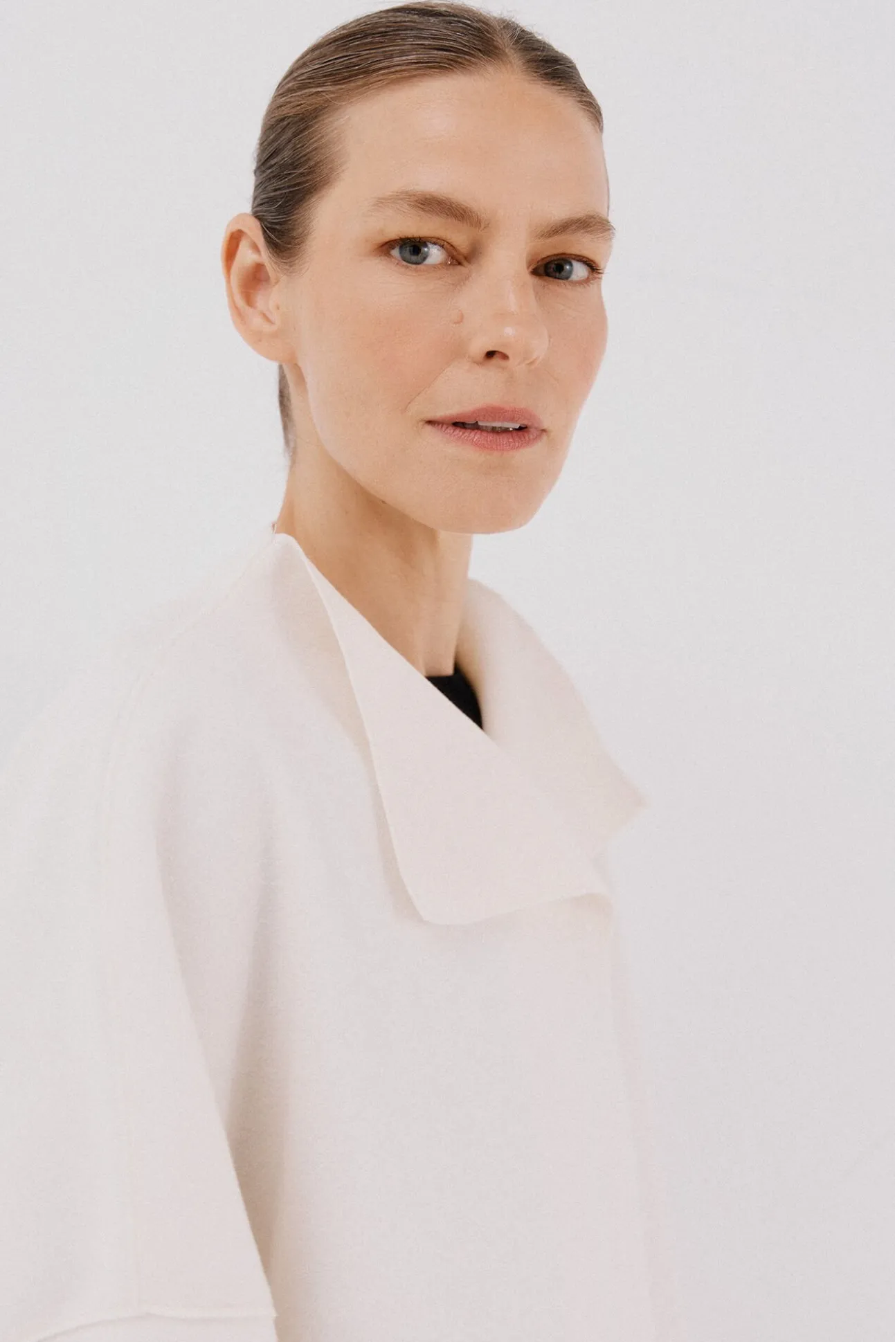 Abrigo capa con tejido ligero