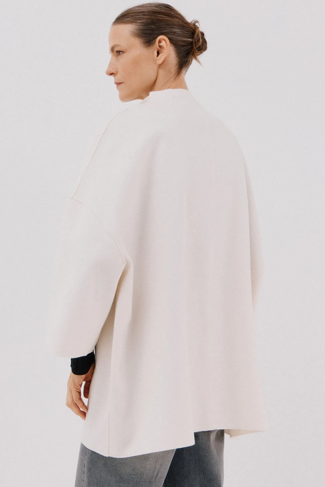 Abrigo capa con tejido ligero