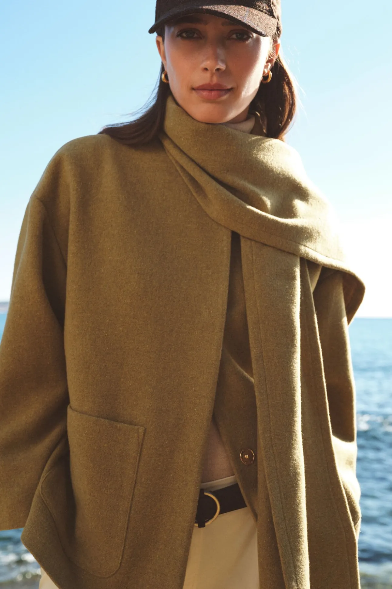 Abrigo con bufanda desmontable