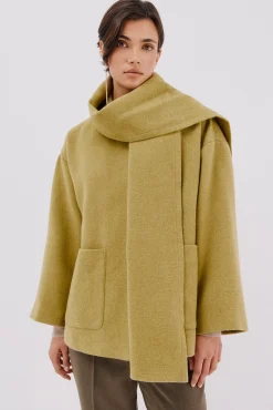 Abrigo con bufanda desmontable