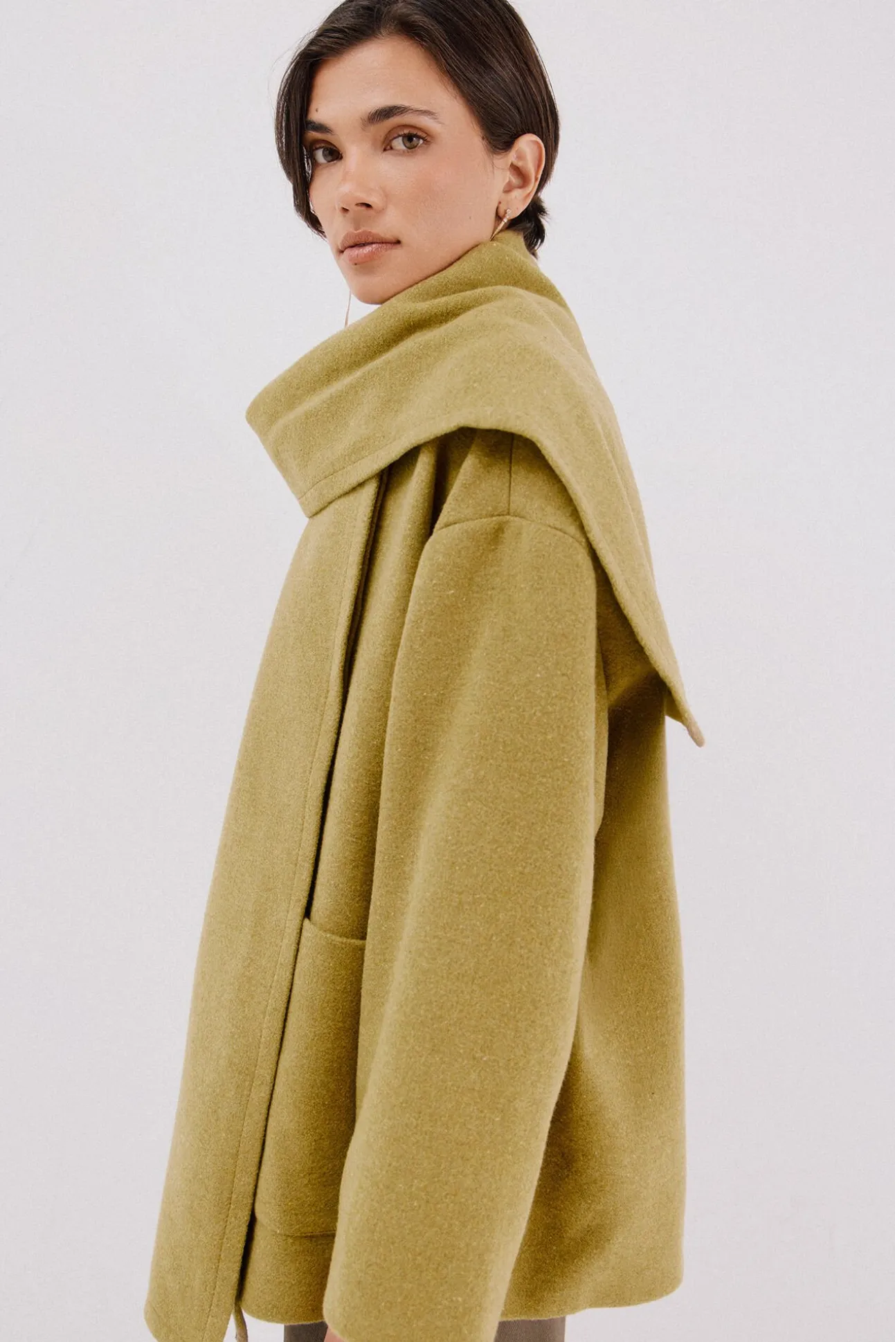 Abrigo con bufanda desmontable