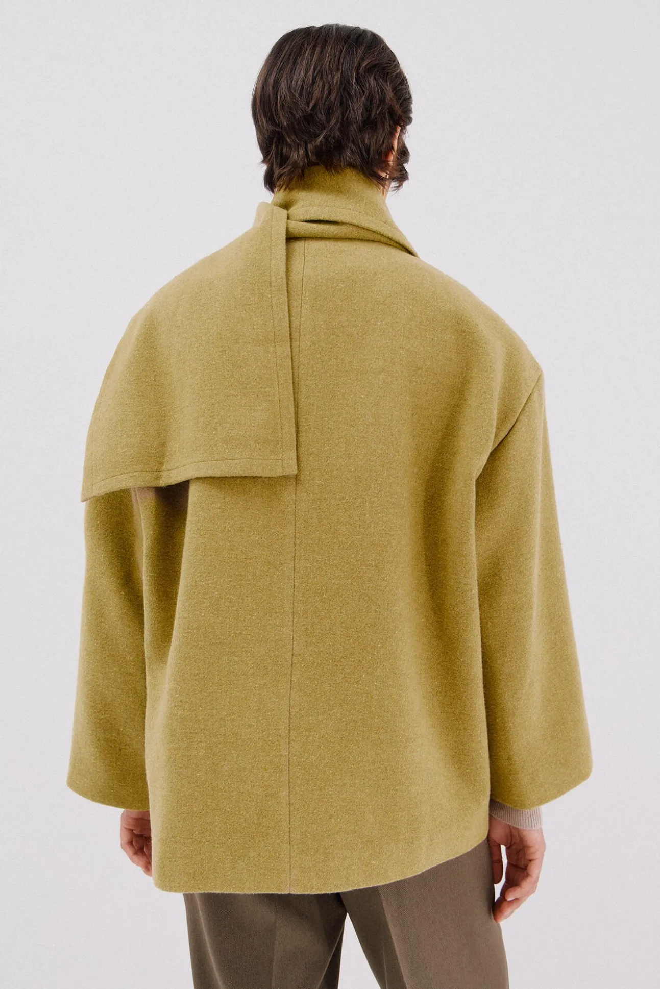 Abrigo con bufanda desmontable