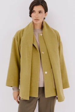 Abrigo con bufanda desmontable