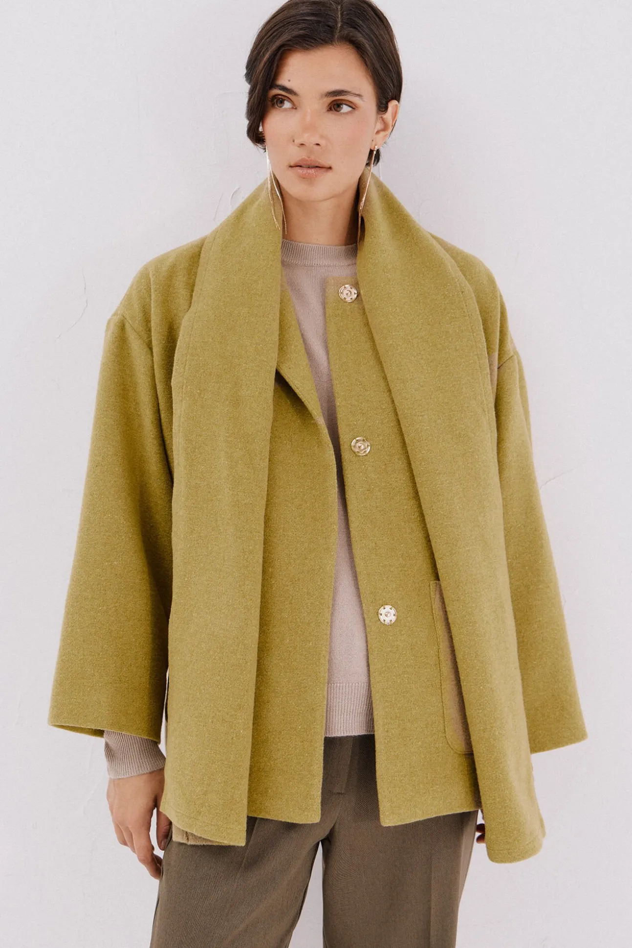 Abrigo con bufanda desmontable