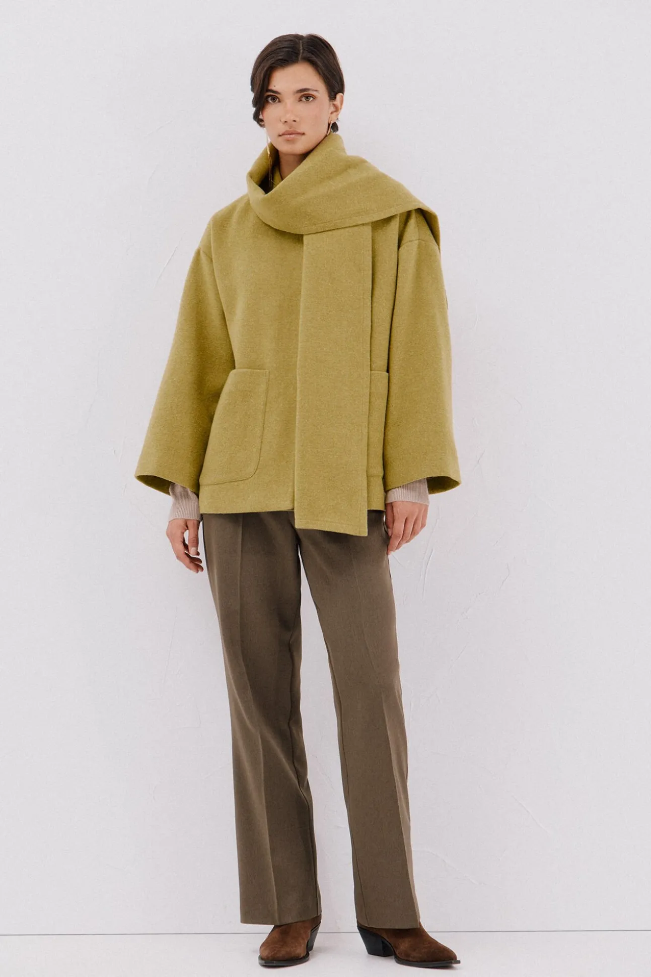 Abrigo con bufanda desmontable