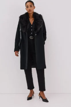 Abrigo con detalle efecto pelo
