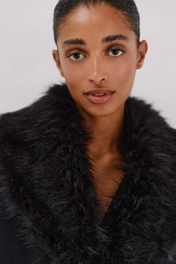 Abrigo con detalle efecto pelo