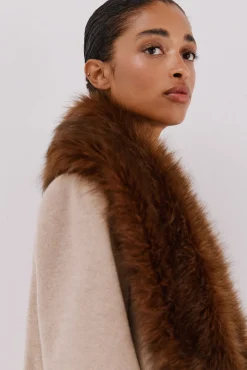 Abrigo con detalle efecto pelo