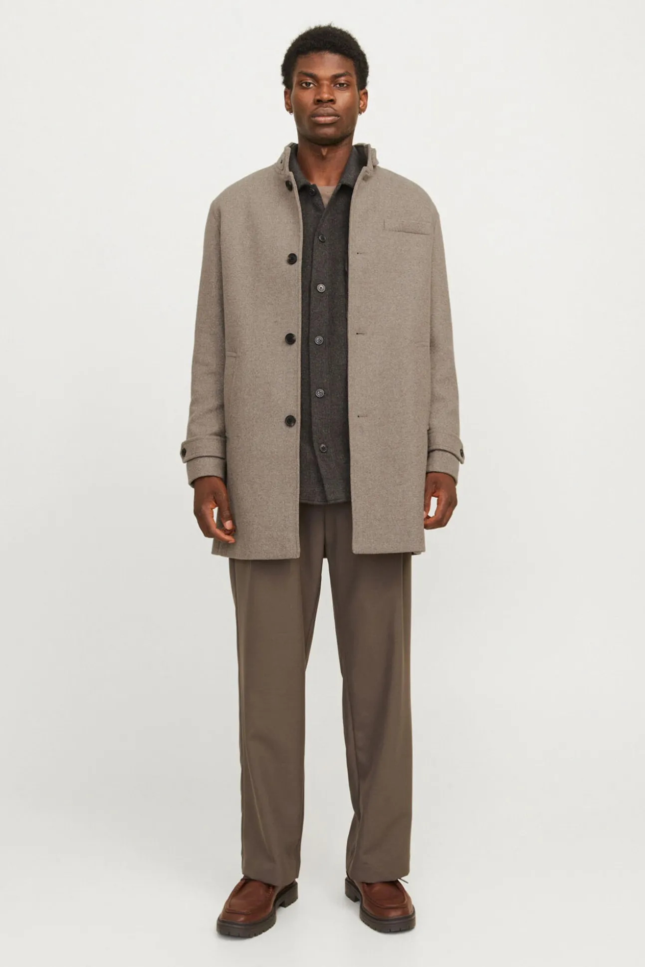 Abrigo corto de lana con cuello alto