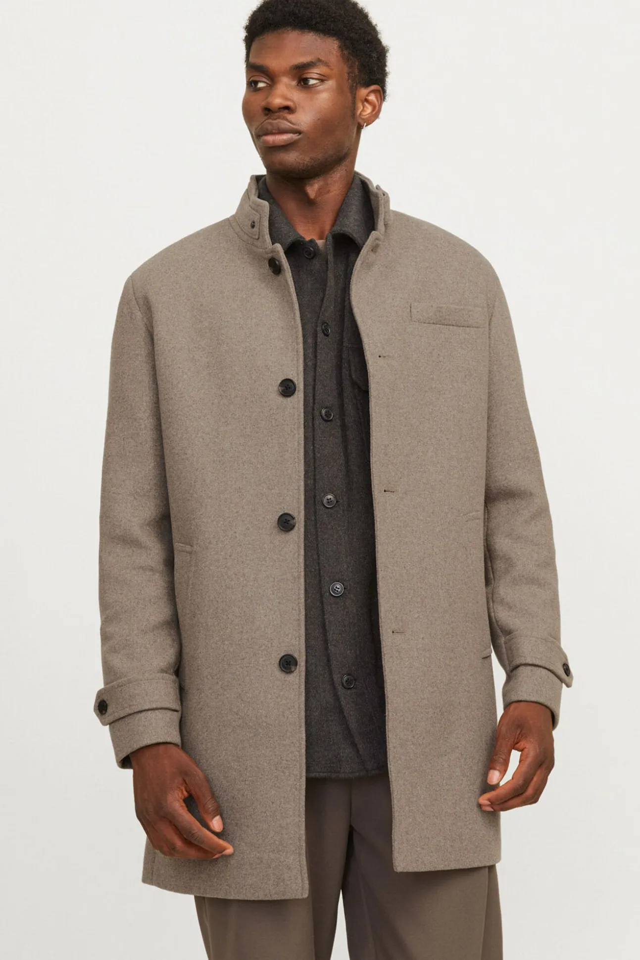 Abrigo corto de lana con cuello alto