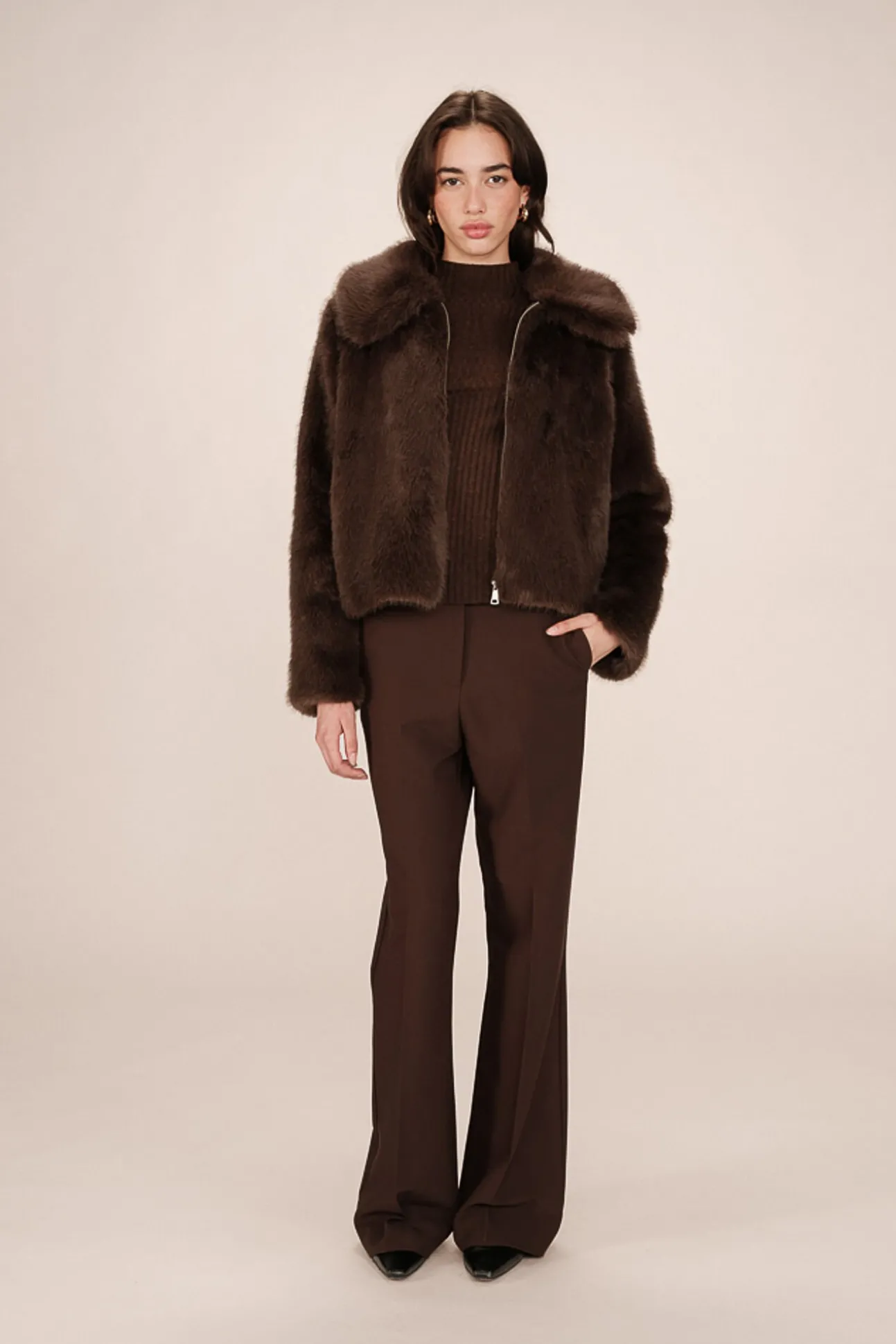 Abrigo corto de pelo sintética