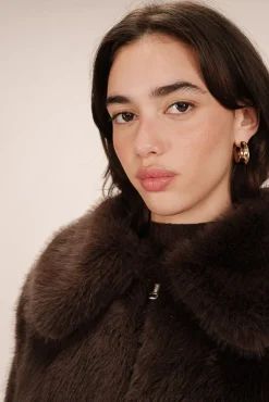 Abrigo corto de pelo sintética