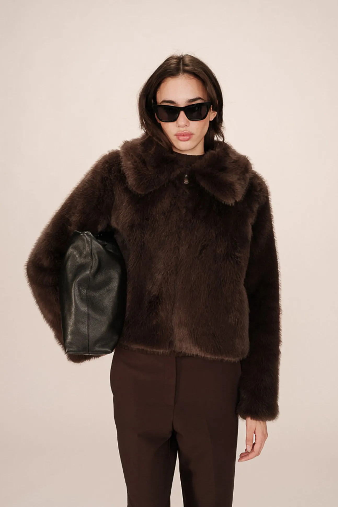 Abrigo corto de pelo sintética