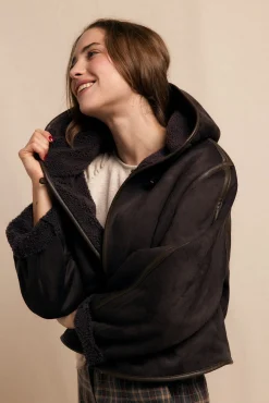 Abrigo corto efecto doble faz capucha