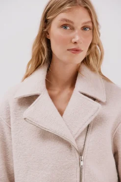 Abrigo corto silueta biker