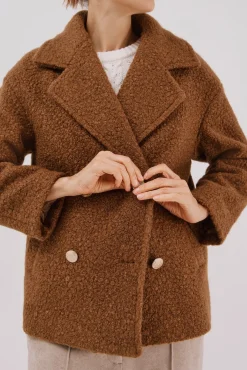 Abrigo corto tejido suave