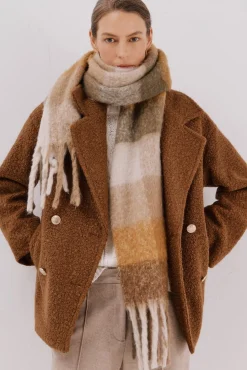 Abrigo corto tejido suave