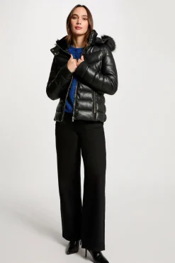 Abrigo cuero sintético capucha