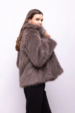 Abrigo efecto pelo con solapas