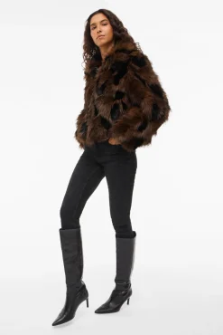 Abrigo efecto pelo con solapas