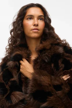 Abrigo efecto pelo con solapas