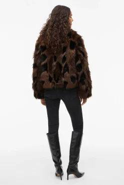 Abrigo efecto pelo con solapas