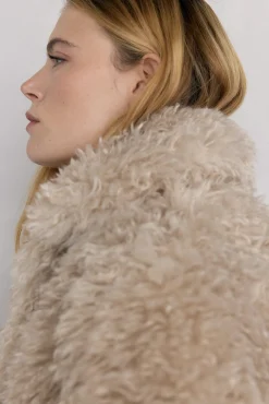 Abrigo efecto pelo rizado