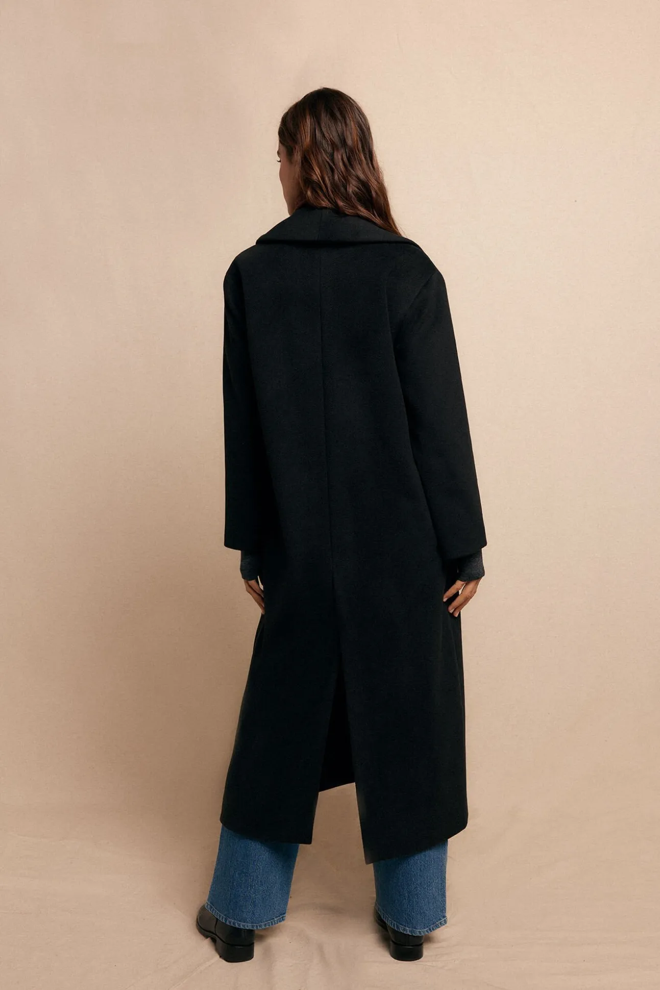 Abrigo largo con cuello esmoquín