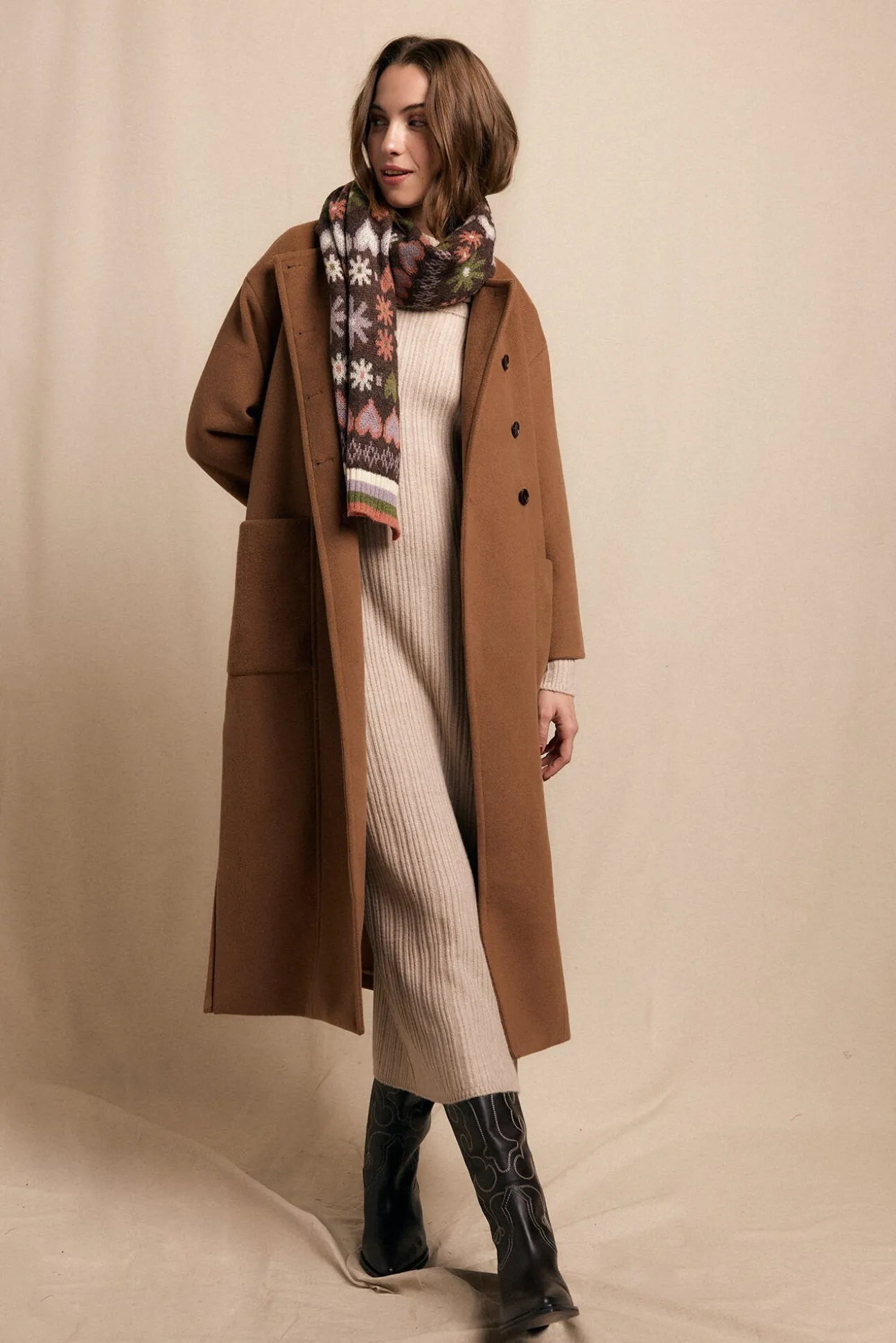 Abrigo largo con doble botonadura