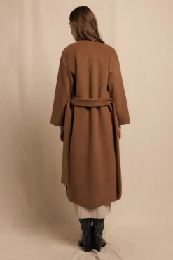 Abrigo largo con doble botonadura