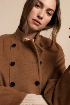 Abrigo largo con doble botonadura