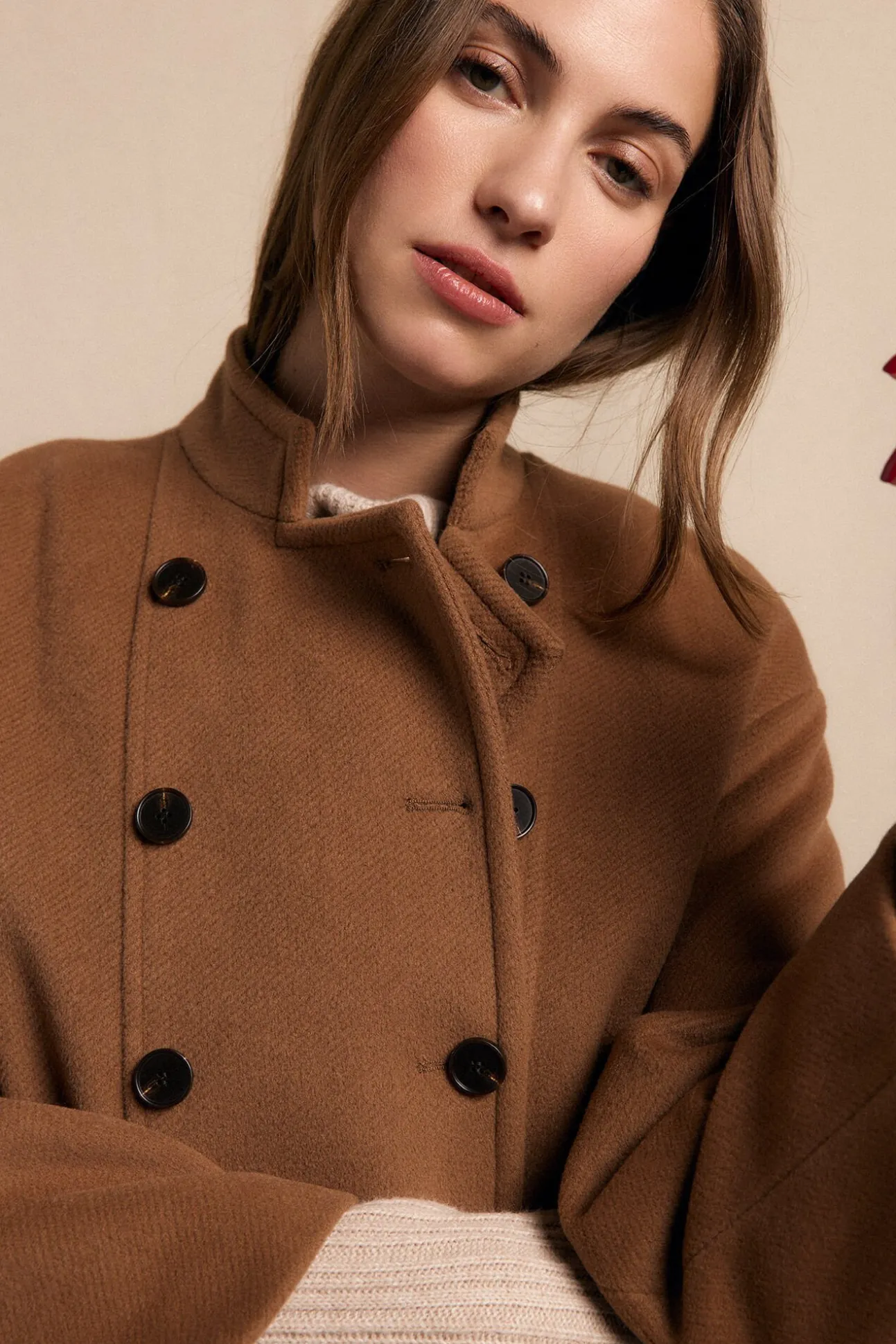 Abrigo largo con doble botonadura