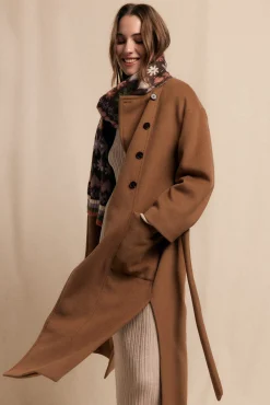 Abrigo largo con doble botonadura