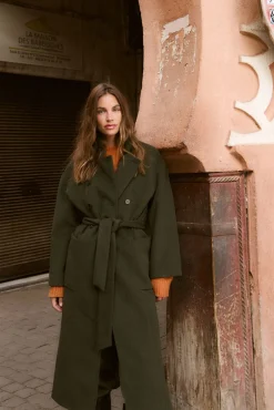 Abrigo largo con doble botonadura