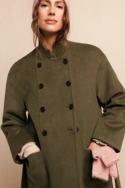 Abrigo largo con doble botonadura