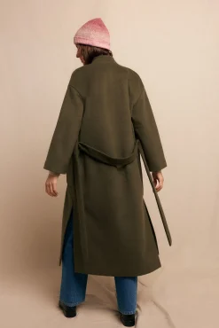 Abrigo largo con doble botonadura