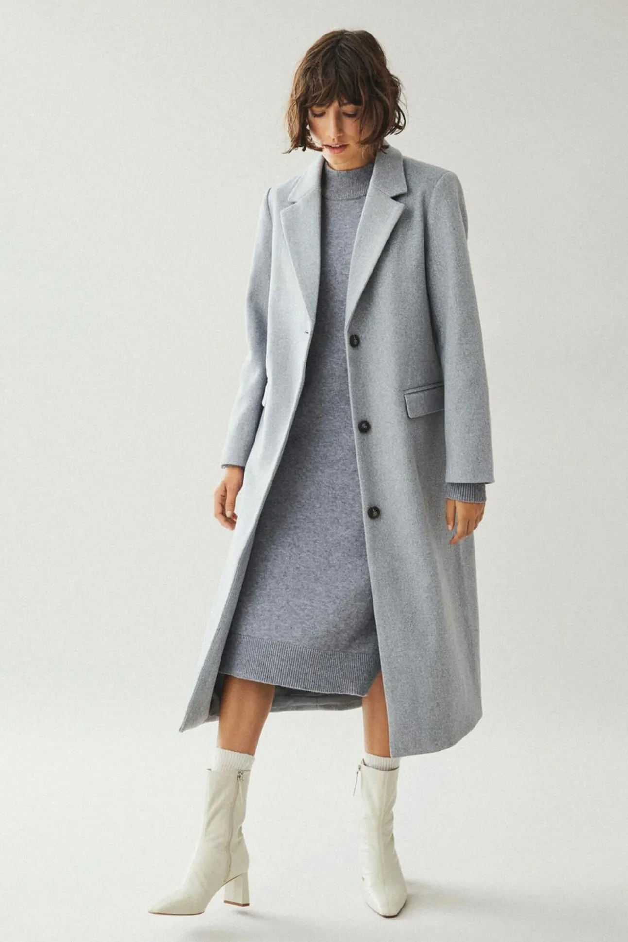 Abrigo largo de paño con solapas