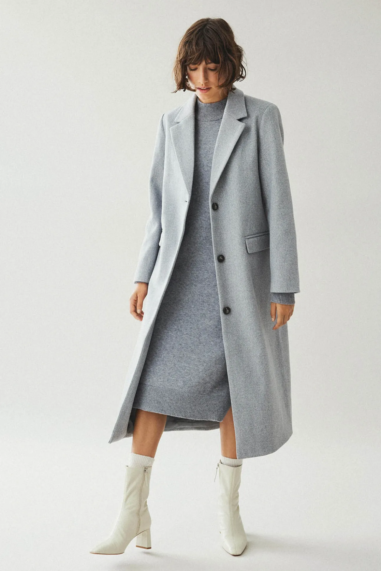 Abrigo largo de paño con solapas