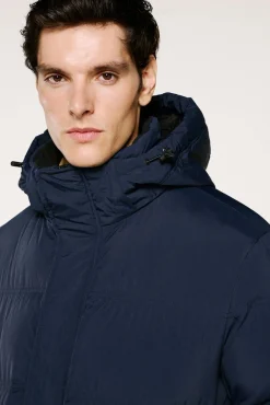 Abrigo plumífero con capucha