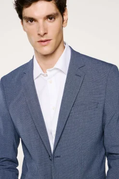 Americana Slim Fit confeccionada con materiales reciclados.