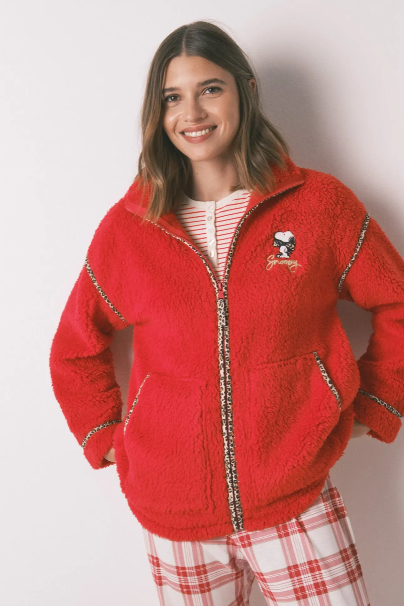 Bata corta borreguito rojo bordado Snoopy