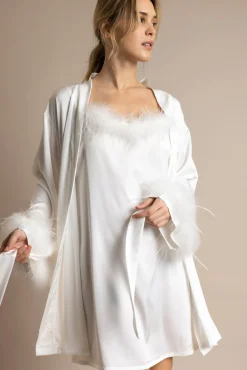 Bata corta satinada plumas marabú novia
