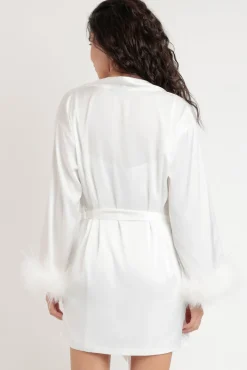 Bata corta satinada plumas marabú novia